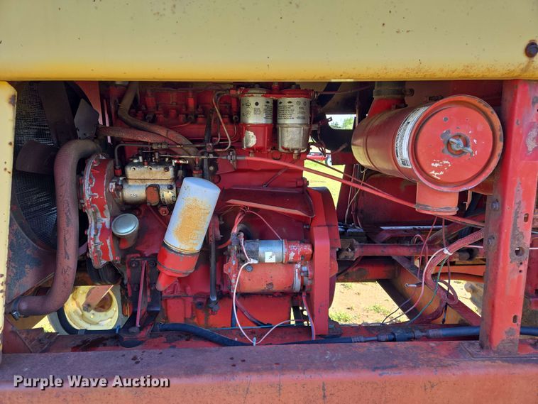 image for item EN8968 1983 New Holland  1116 swather / windrower