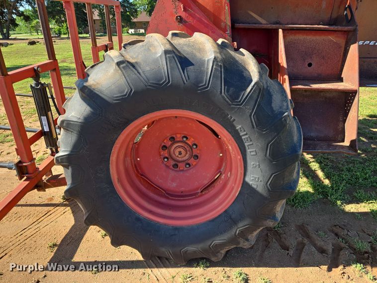 image for item EN8968 1983 New Holland  1116 swather / windrower