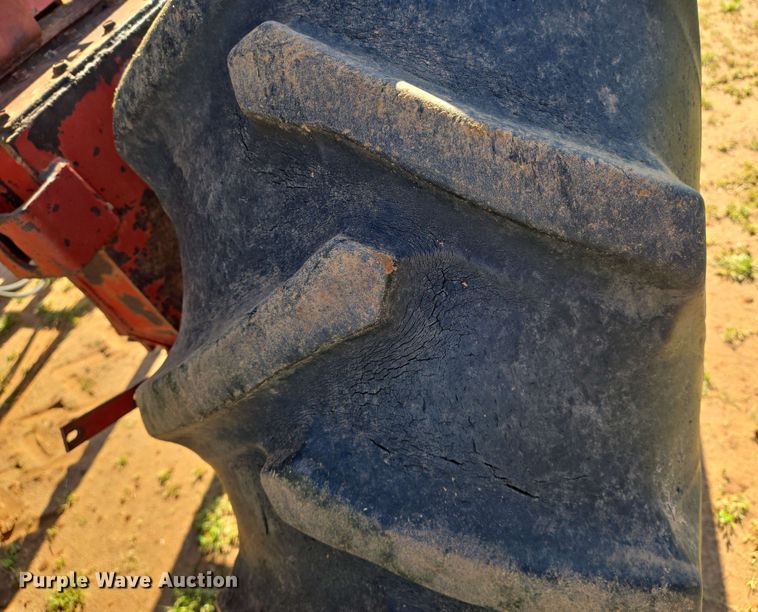 image for item EN8968 1983 New Holland  1116 swather / windrower