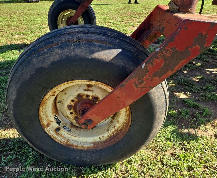 image for item EN8968 1983 New Holland  1116 swather / windrower