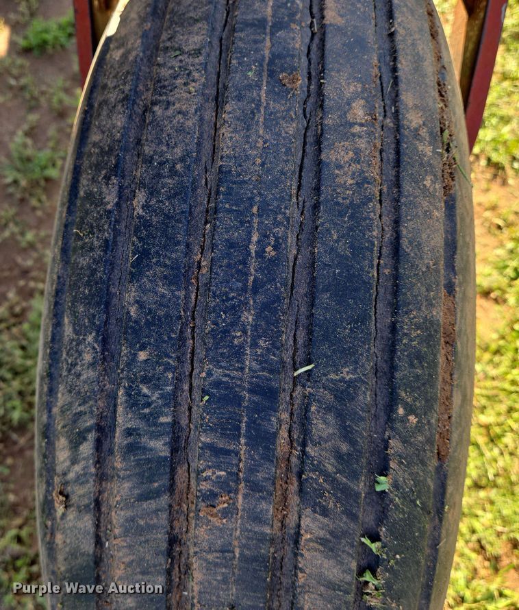 image for item EN8968 1983 New Holland  1116 swather / windrower