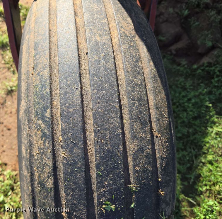 image for item EN8968 1983 New Holland  1116 swather / windrower