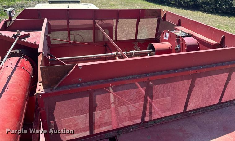 image for item EQ1404 1981 International Harvester 1480 combine