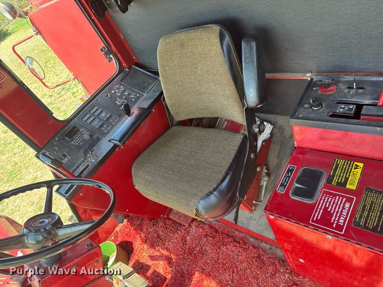 image for item EQ1404 1981 International Harvester 1480 combine