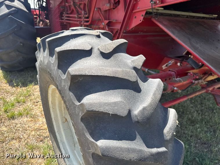 image for item EQ1404 1981 International Harvester 1480 combine
