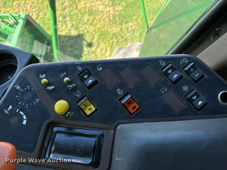 image for item EQ1438 1991 John Deere 9500 combine