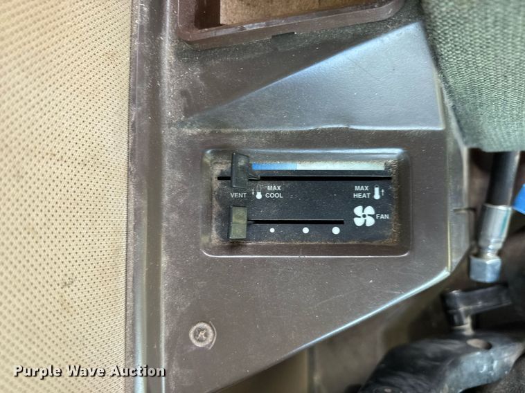 image for item EQ1438 1991 John Deere 9500 combine