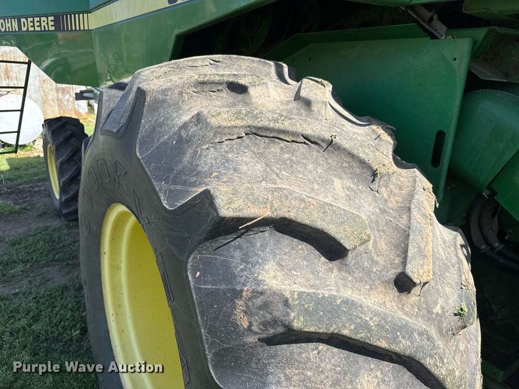 image for item EQ1438 1991 John Deere 9500 combine