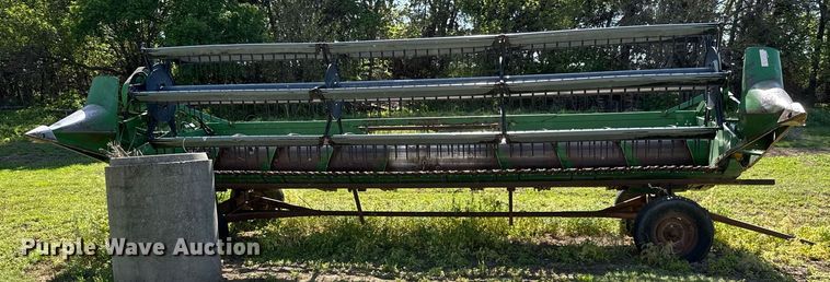 image for item EQ1439 1990 John Deere 920 flex head