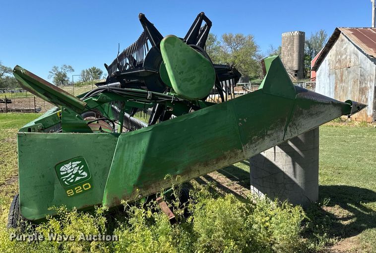 image for item EQ1439 1990 John Deere 920 flex head