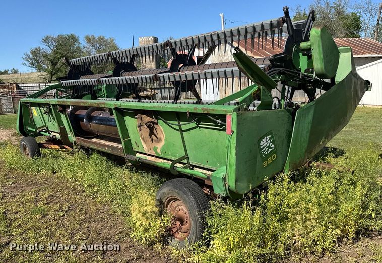 image for item EQ1439 1990 John Deere 920 flex head
