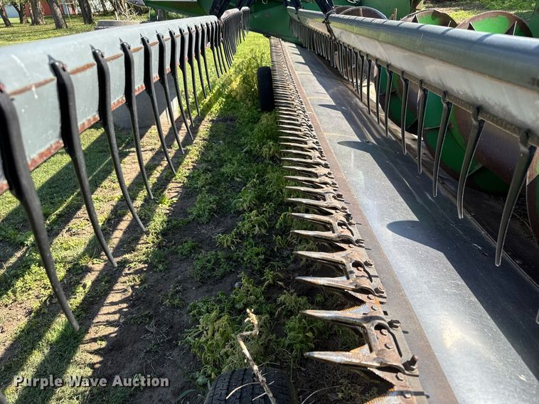 image for item EQ1439 1990 John Deere 920 flex head