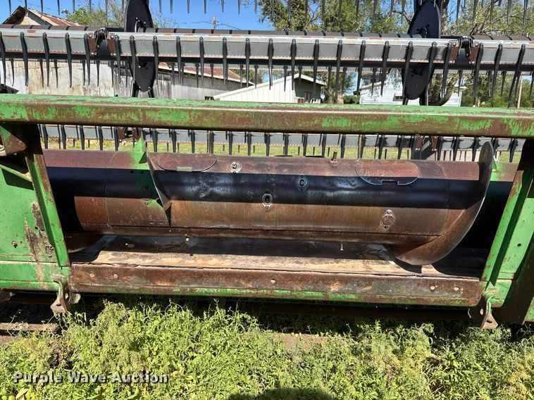 image for item EQ1439 1990 John Deere 920 flex head