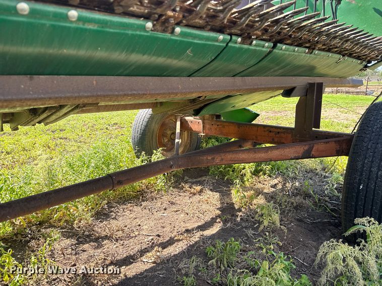 image for item EQ1439 1990 John Deere 920 flex head