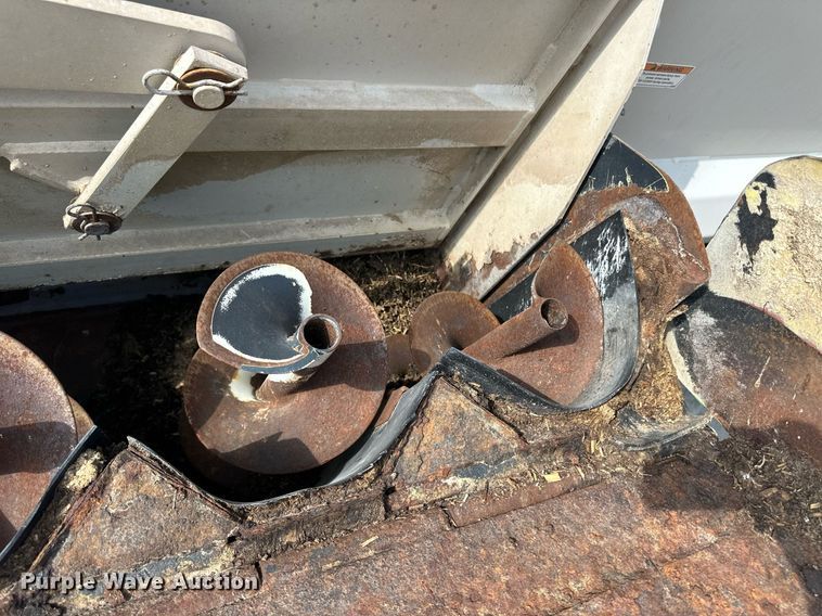 image for item EQ4661 2012 Kenworth T400 feed mixer truck