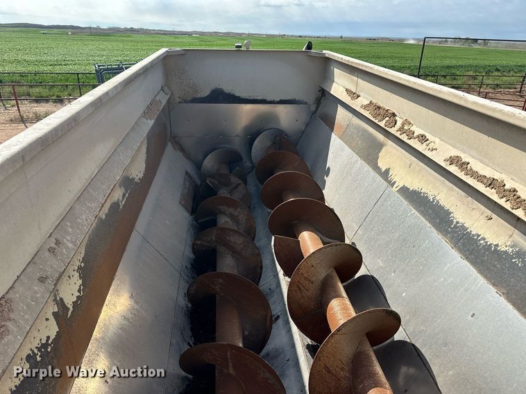 image for item EQ4661 2012 Kenworth T400 feed mixer truck