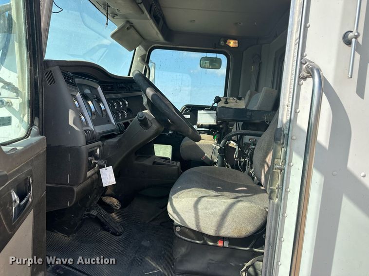 image for item EQ4661 2012 Kenworth T400 feed mixer truck