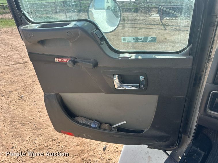 image for item EQ4661 2012 Kenworth T400 feed mixer truck