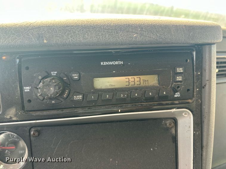 image for item EQ4661 2012 Kenworth T400 feed mixer truck