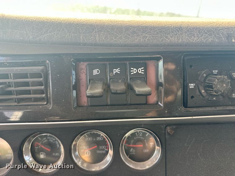 image for item EQ4661 2012 Kenworth T400 feed mixer truck