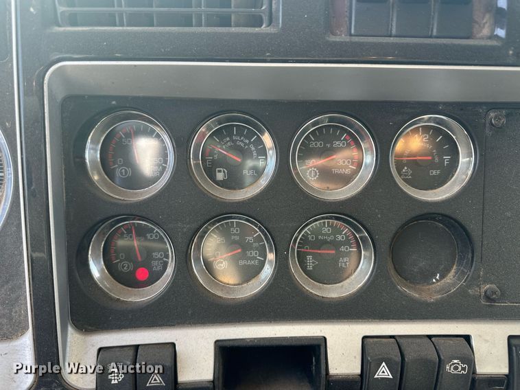 image for item EQ4661 2012 Kenworth T400 feed mixer truck