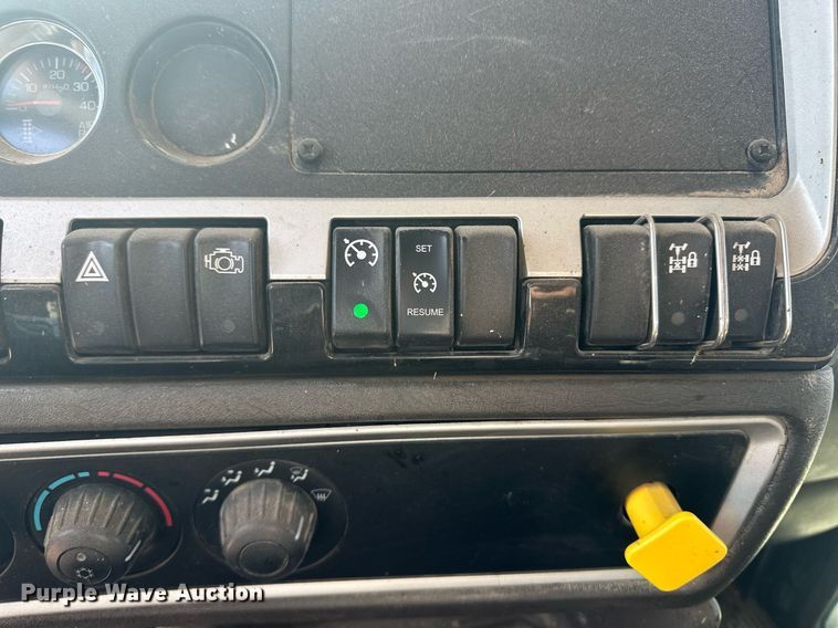 image for item EQ4661 2012 Kenworth T400 feed mixer truck