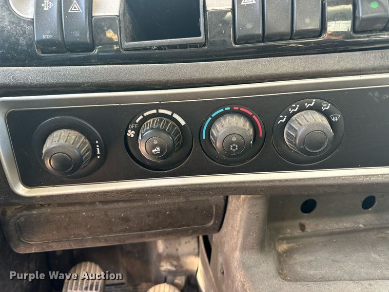 image for item EQ4661 2012 Kenworth T400 feed mixer truck