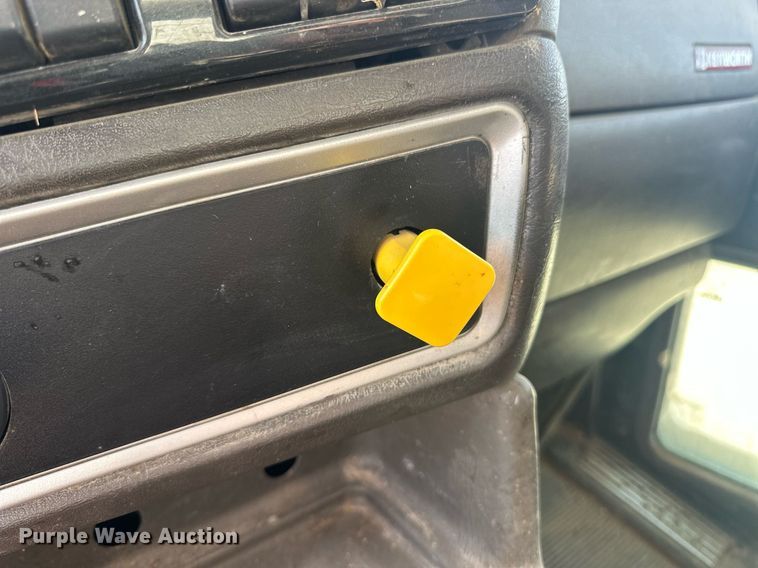 image for item EQ4661 2012 Kenworth T400 feed mixer truck