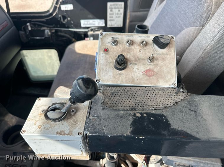 image for item EQ4661 2012 Kenworth T400 feed mixer truck