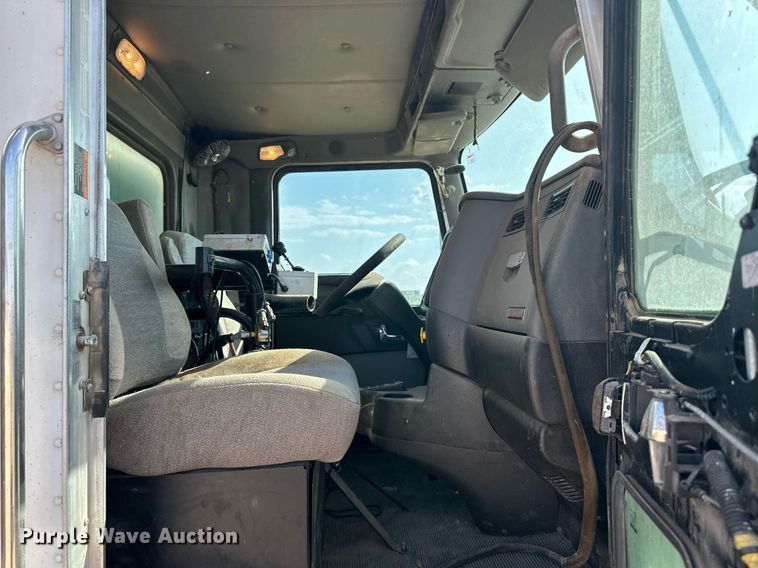 image for item EQ4661 2012 Kenworth T400 feed mixer truck