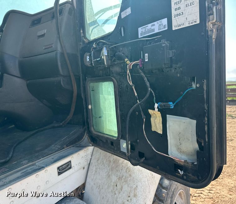 image for item EQ4661 2012 Kenworth T400 feed mixer truck