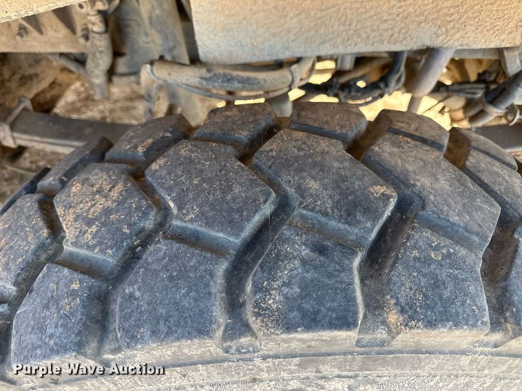 image for item EQ4661 2012 Kenworth T400 feed mixer truck