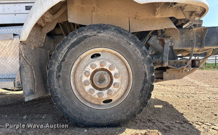 image for item EQ4661 2012 Kenworth T400 feed mixer truck