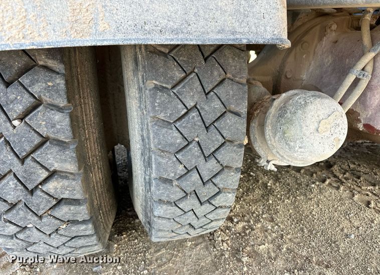 image for item EQ4661 2012 Kenworth T400 feed mixer truck