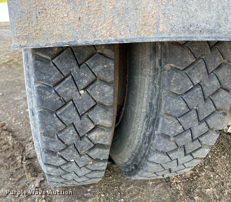 image for item EQ4661 2012 Kenworth T400 feed mixer truck