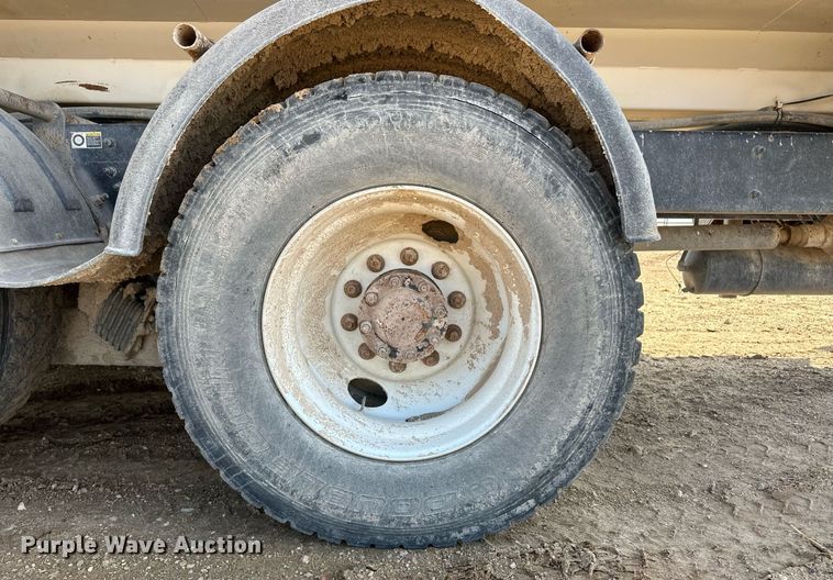 image for item EQ4661 2012 Kenworth T400 feed mixer truck