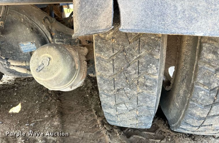 image for item EQ4661 2012 Kenworth T400 feed mixer truck