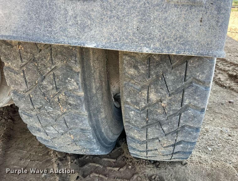 image for item EQ4661 2012 Kenworth T400 feed mixer truck