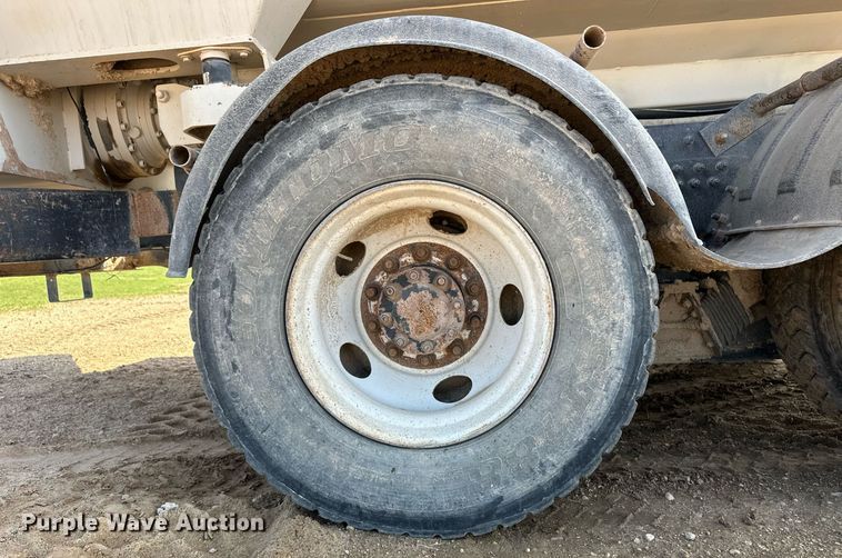 image for item EQ4661 2012 Kenworth T400 feed mixer truck