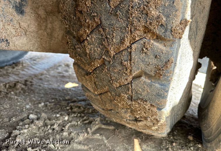 image for item EQ4661 2012 Kenworth T400 feed mixer truck