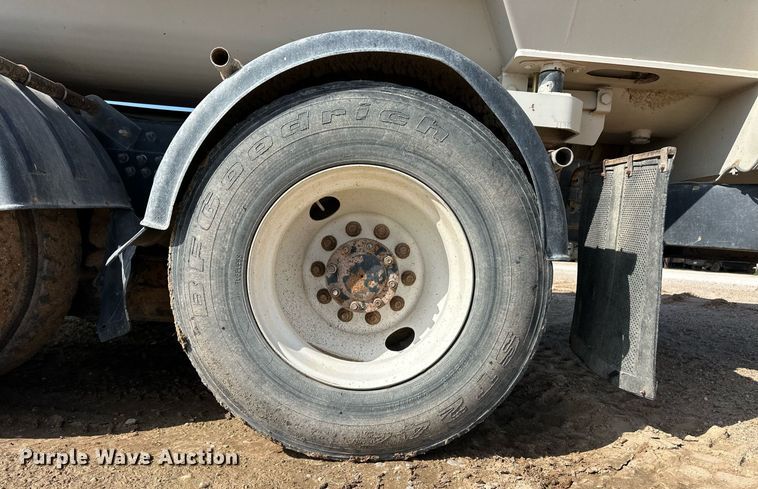 image for item EQ4661 2012 Kenworth T400 feed mixer truck