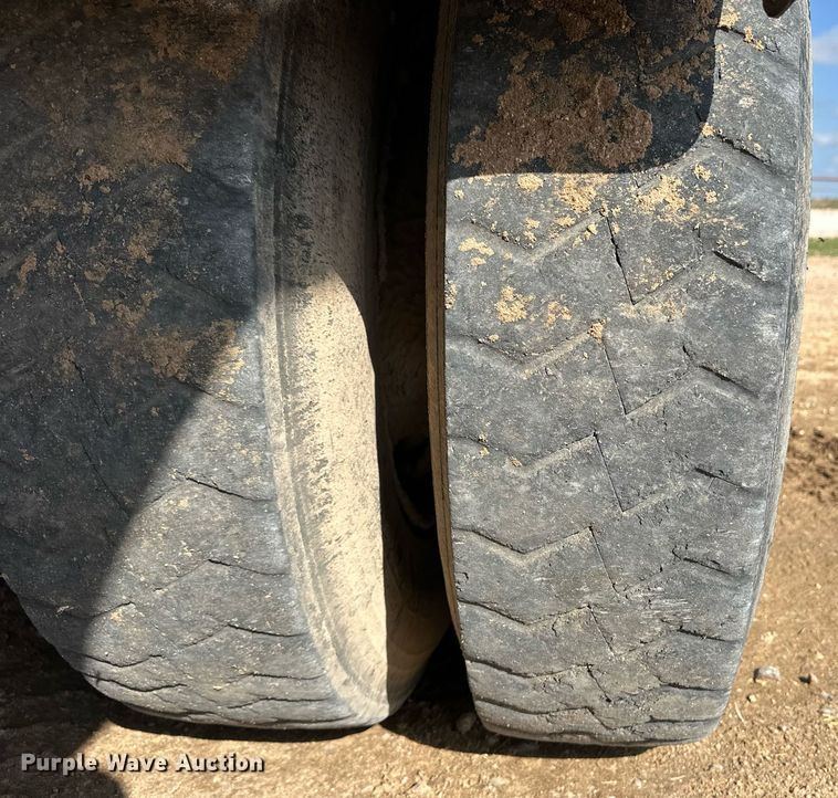 image for item EQ4661 2012 Kenworth T400 feed mixer truck