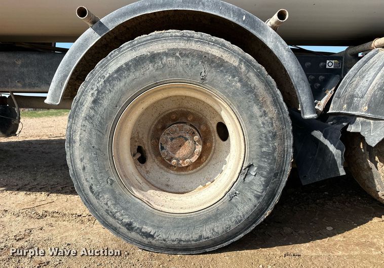 image for item EQ4661 2012 Kenworth T400 feed mixer truck