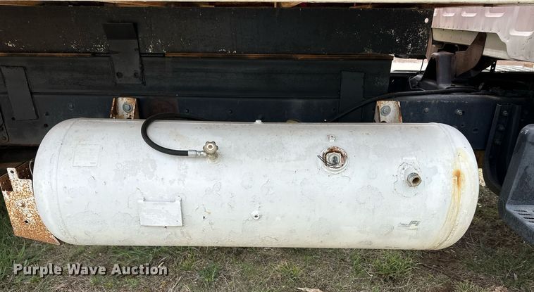 image for item EQ4665 1993 Chevrolet C7 TopKick grain truck