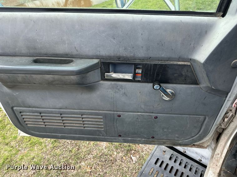 image for item EQ4665 1993 Chevrolet C7 TopKick grain truck