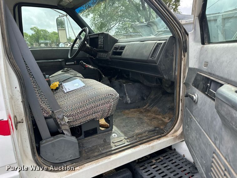 image for item EQ4665 1993 Chevrolet C7 TopKick grain truck