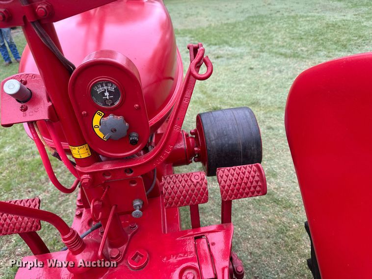 image for item EQ4708 1942 International Harvester Farmall H tractor