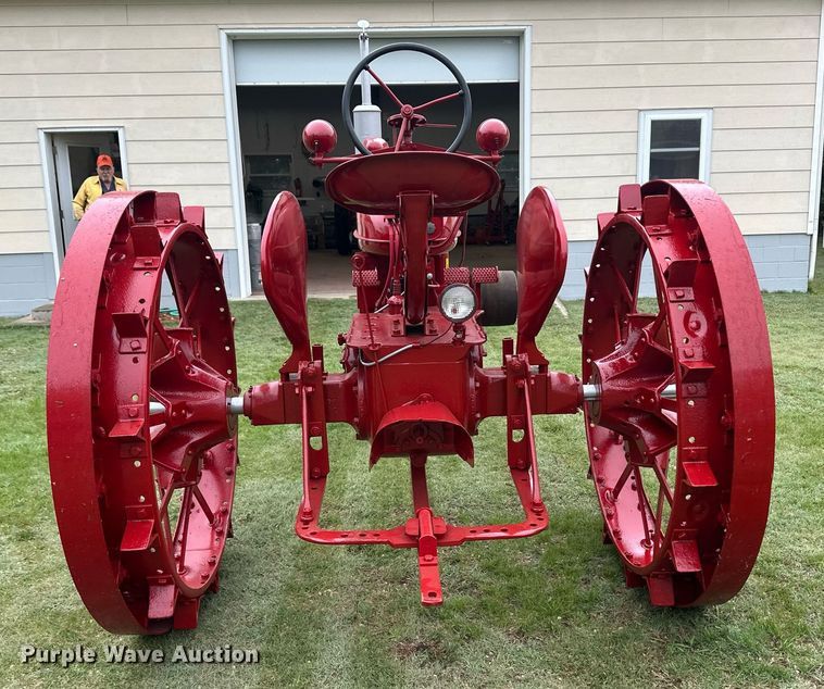 image for item EQ4709 1941 International Harvester Farmall H tractor