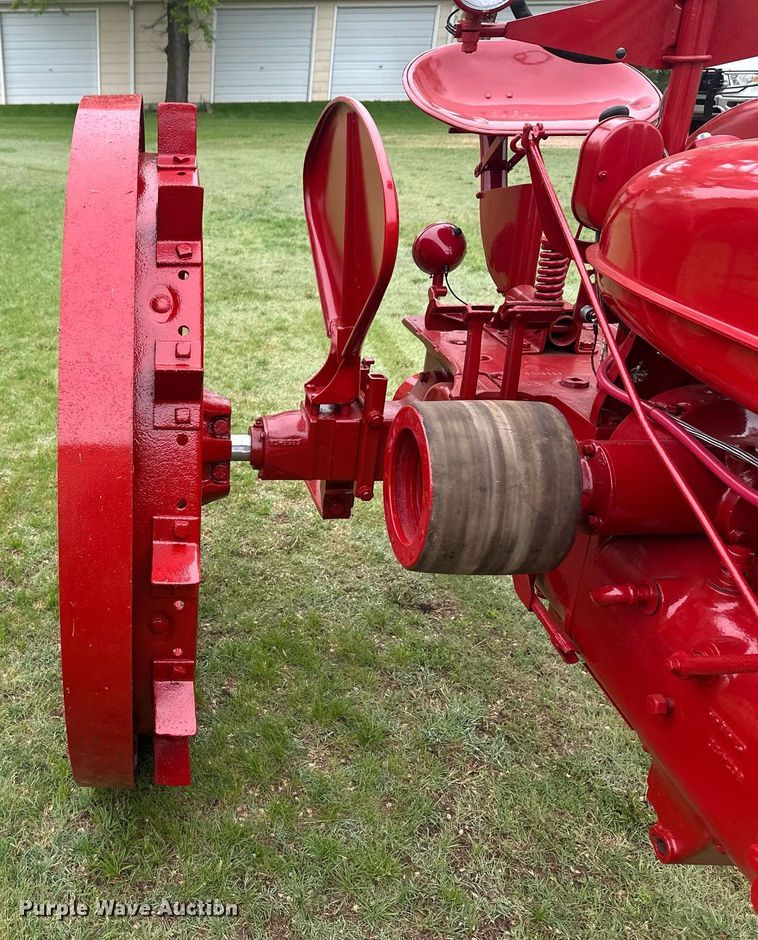 image for item EQ4709 1941 International Harvester Farmall H tractor