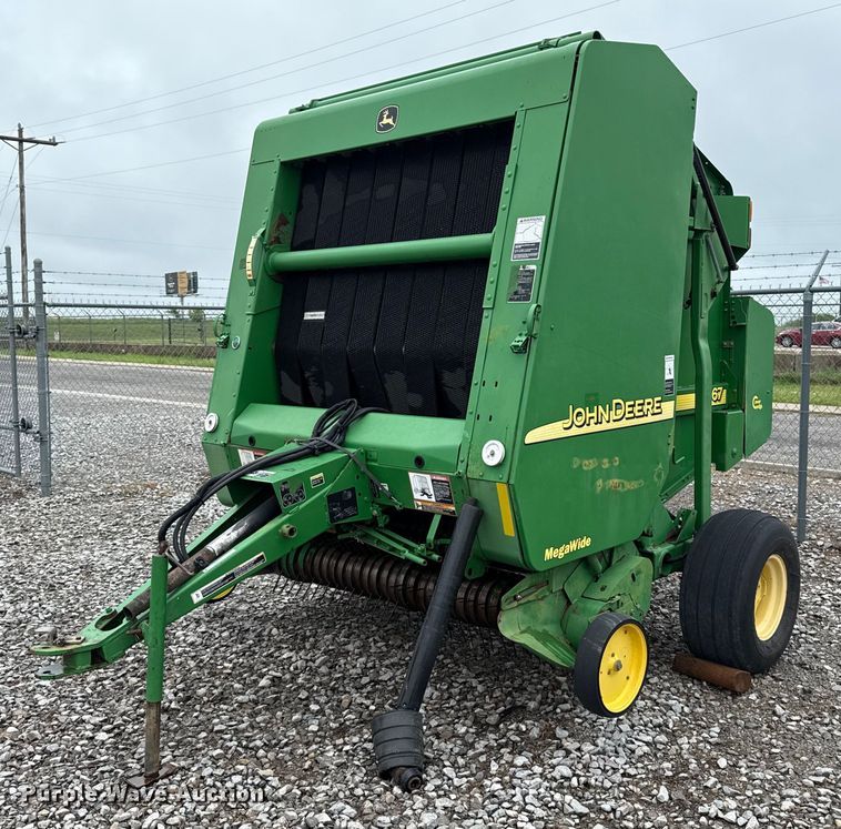 image for item ER1067 2004 John Deere 567 MegaWide round baler